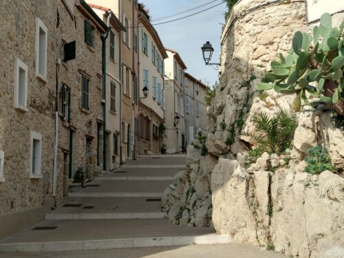 Straße in einer Stadt in Frankreich - côte d'azur